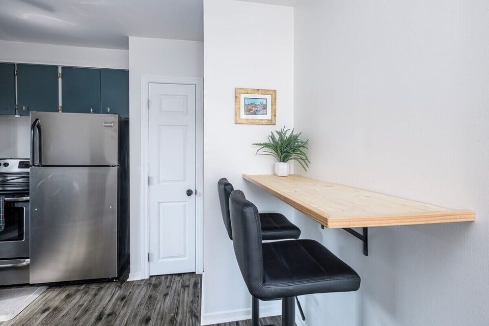 Kitchen breakfast nook table & chairs