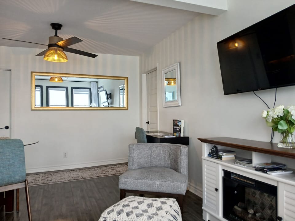 1 GB wifi, streaming available and desk area with fireplace