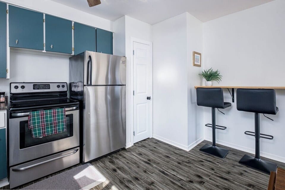 Kitchen w full stove, fridge, sm slow cooker, pers blender, utensils & cutlery