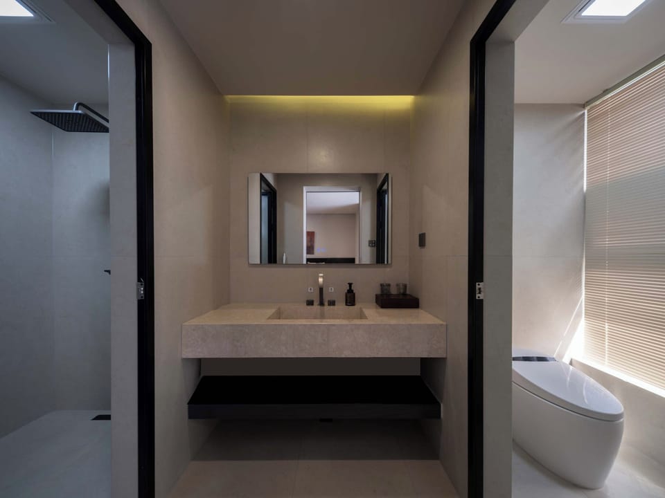 Senior Double Room | Bathroom | Free toiletries, hair dryer, bathrobes, slippers