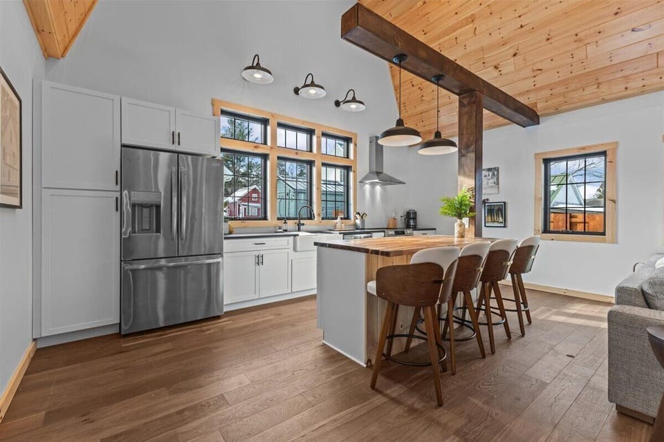Modern Vermont Barn Home-Bright & Open-Near Stowe (6975)
