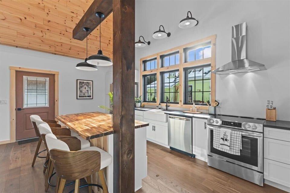 Modern Vermont Barn Home-Bright & Open-Near Stowe (6977)
