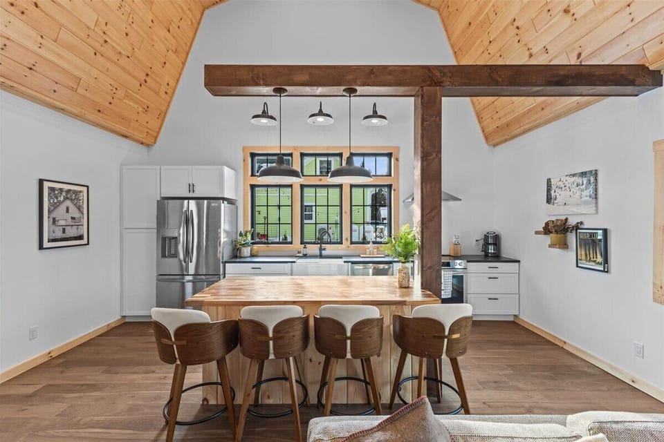 Modern Vermont Barn Home-Bright & Open-Near Stowe (6976)