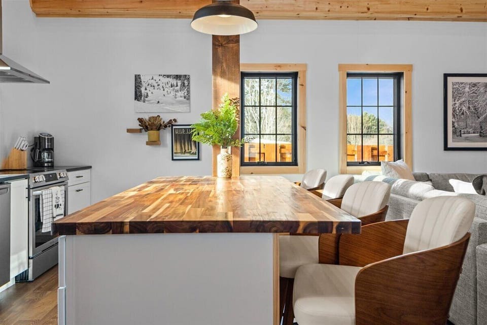 Modern Vermont Barn Home-Bright & Open-Near Stowe (6986)
