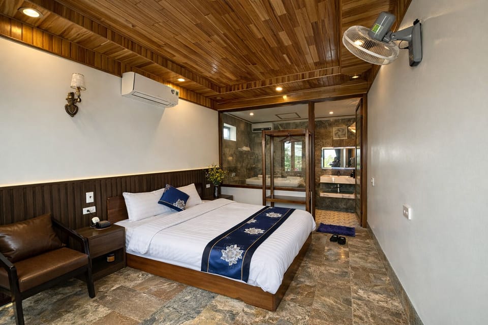 Deluxe Room, Garden View | Desk, blackout drapes, free WiFi, bed sheets