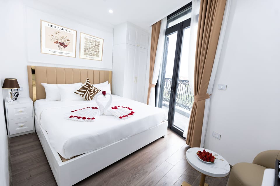 Suite, Balcony, City View | Soundproofing, free WiFi