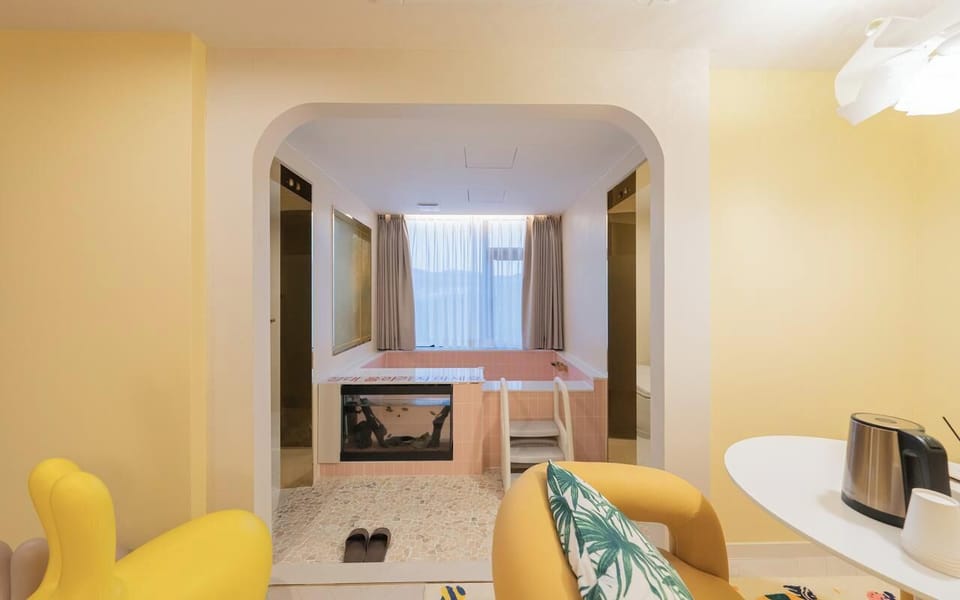 Kids Aqua Pool Yellow | Desk, laptop workspace, free WiFi, bed sheets