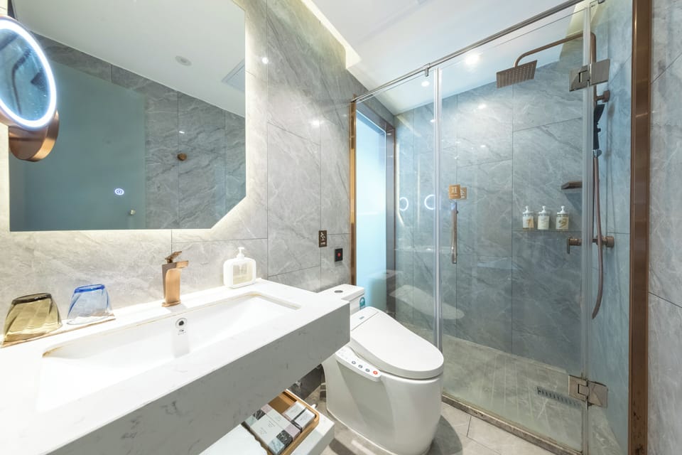 Luxury Double Room, City View | Bathroom | Shower, free toiletries, hair dryer, slippers