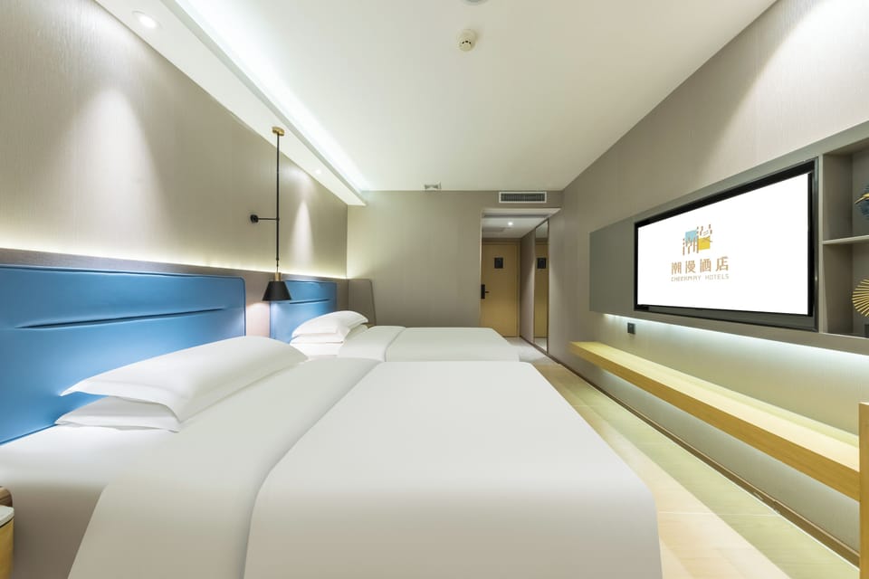 Superior Twin Room, No Windows | Desk, laptop workspace, blackout drapes, soundproofing