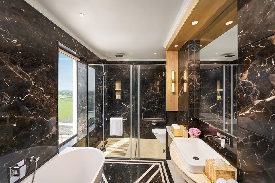 Luxury Suite | Bathroom | Free toiletries, hair dryer, bathrobes, slippers