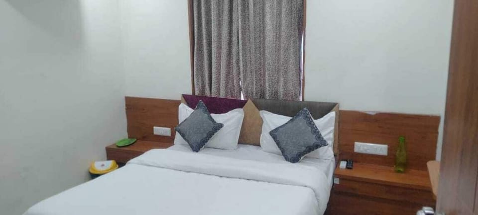 Standard Room | Egyptian cotton sheets, premium bedding, memory foam beds, desk