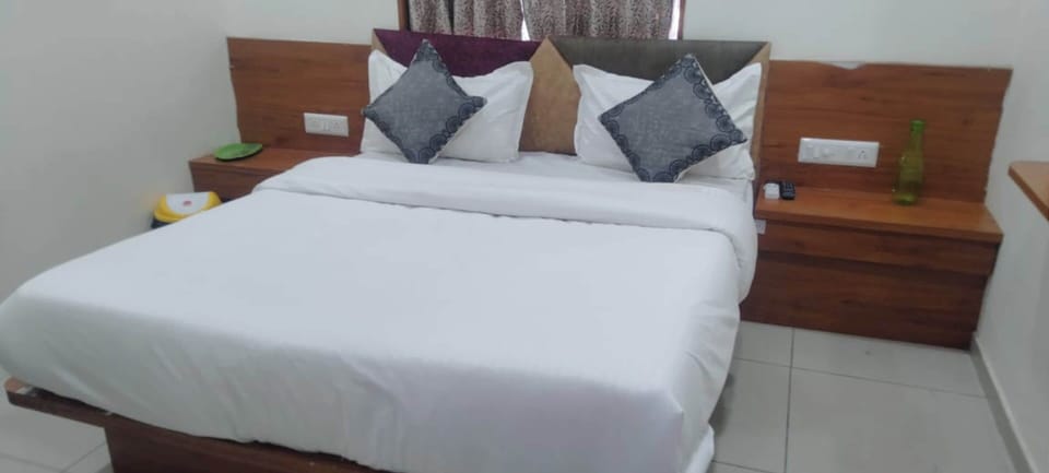 Standard Room | Egyptian cotton sheets, premium bedding, memory foam beds, desk