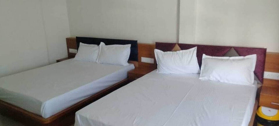 Deluxe Room | Egyptian cotton sheets, premium bedding, memory foam beds, desk
