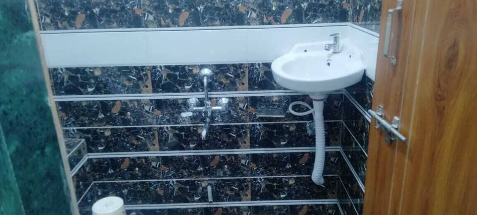 Deluxe Room | Bathroom | Shower, rainfall showerhead, designer toiletries, towels