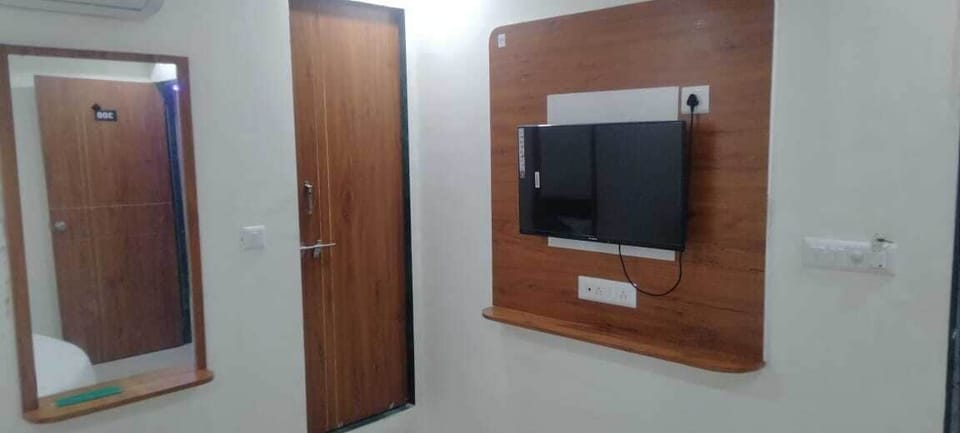Deluxe Room | Bathroom | Shower, rainfall showerhead, designer toiletries, towels