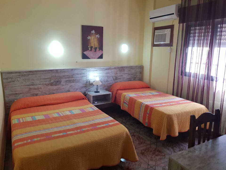 Family Room | Desk, free WiFi, bed sheets