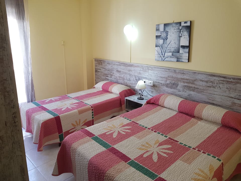 Triple Room | Desk, free WiFi, bed sheets