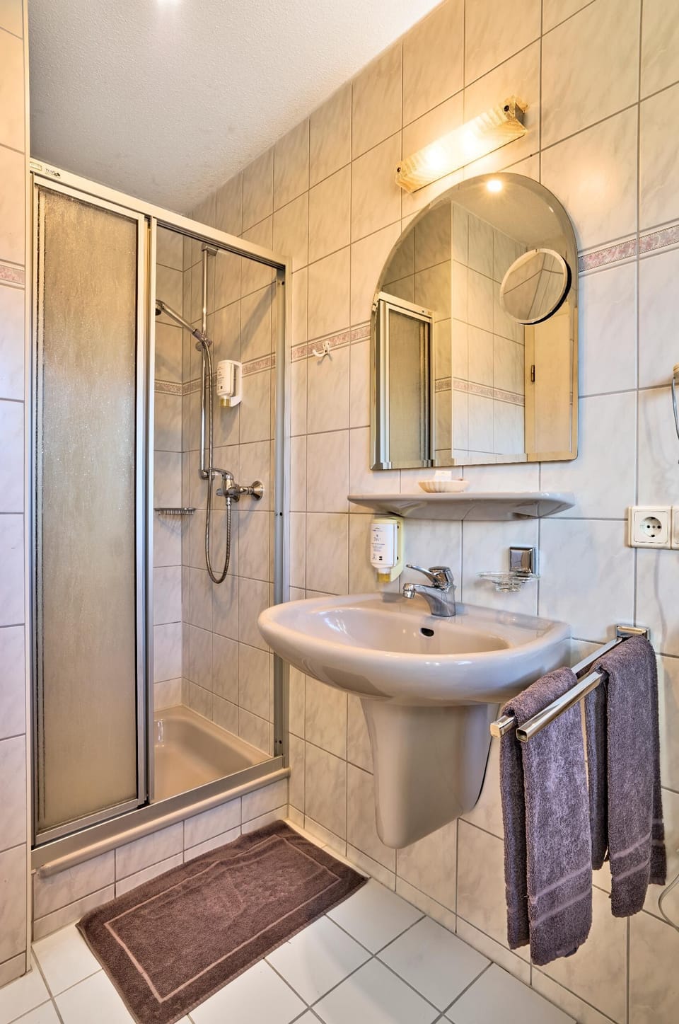 Double Room, Balcony | Bathroom | Shower, hair dryer, towels