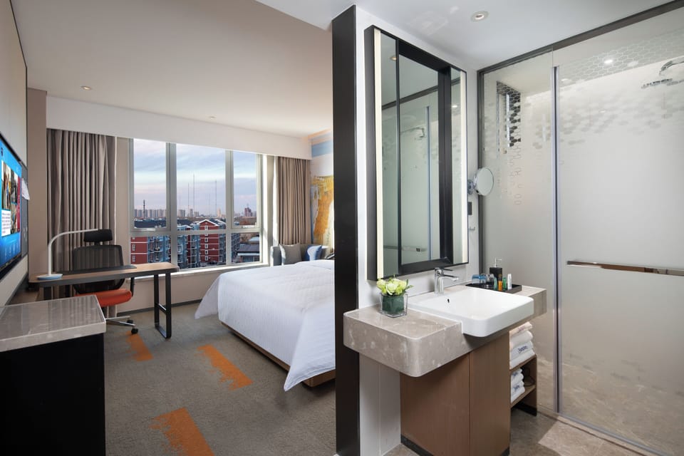 Comfort Room | Minibar (free items), desk, laptop workspace, WiFi (free)