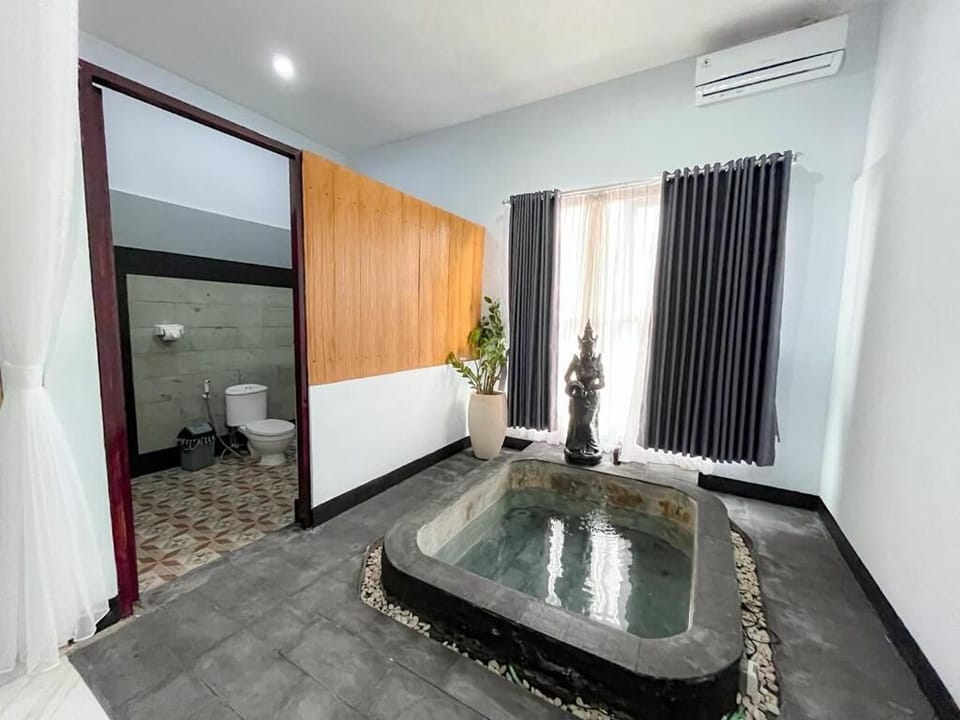 Luxury Double Room | Bathroom | Shower, towels, soap, shampoo
