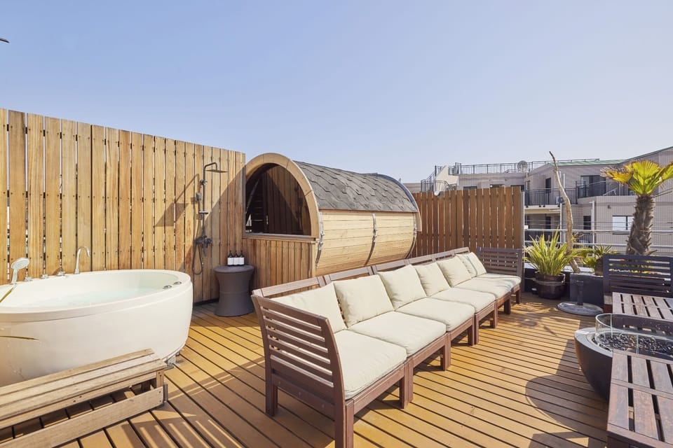 Outdoor spa tub