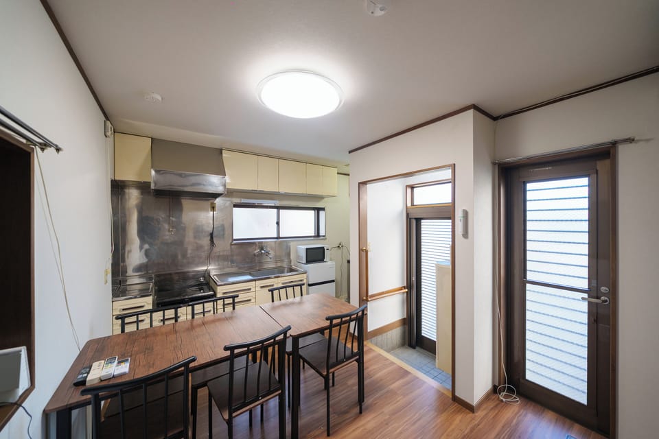 House | Living area | 32-inch flat-screen TV with cable channels