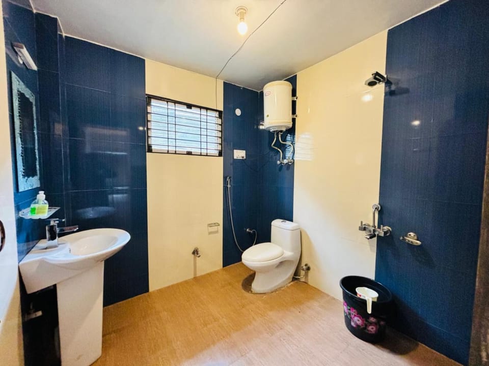 Deluxe Room, Smoking | Bathroom | Shower, free toiletries, slippers, towels