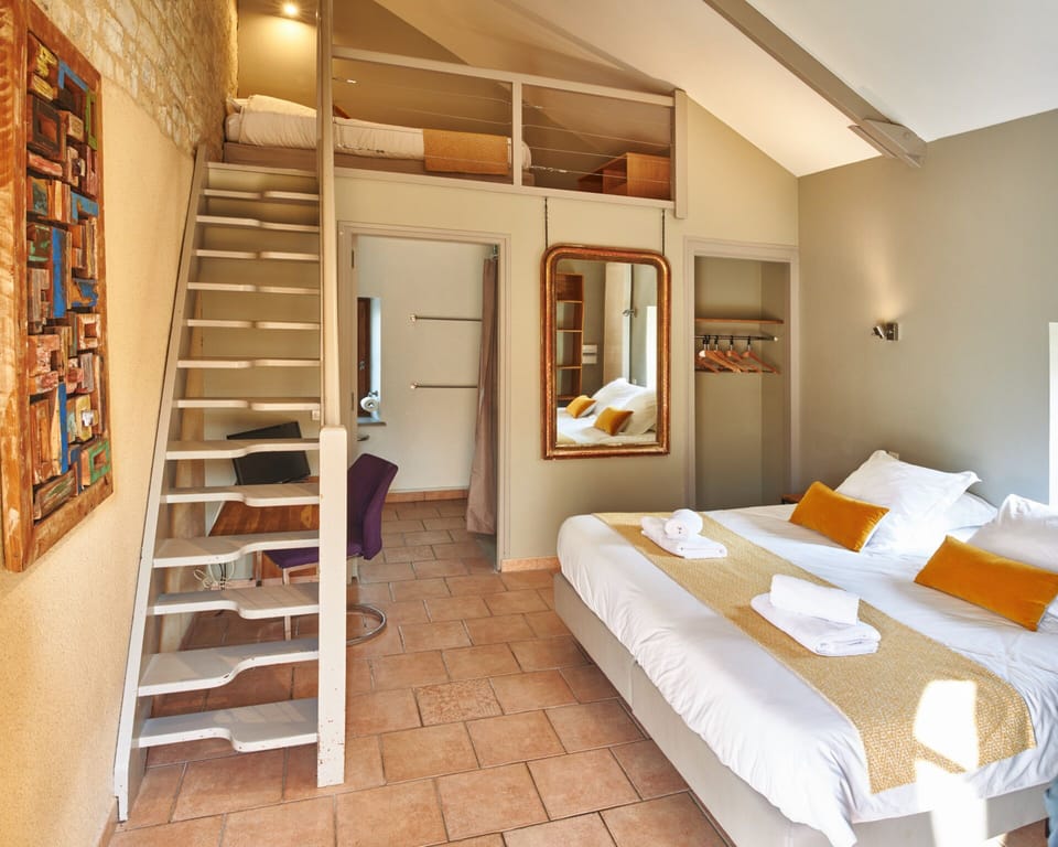 Desk, free WiFi, bed sheets