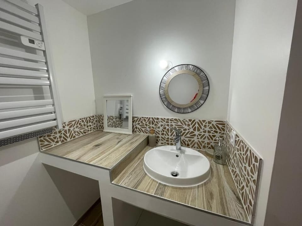 Suite Terasse Du Doux Refuge | Bathroom | Hair dryer, soap, shampoo