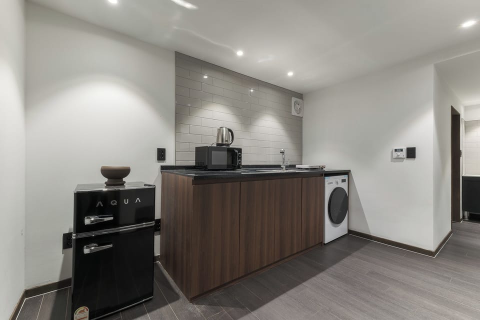 Family Studio Suite, City View | Private kitchen