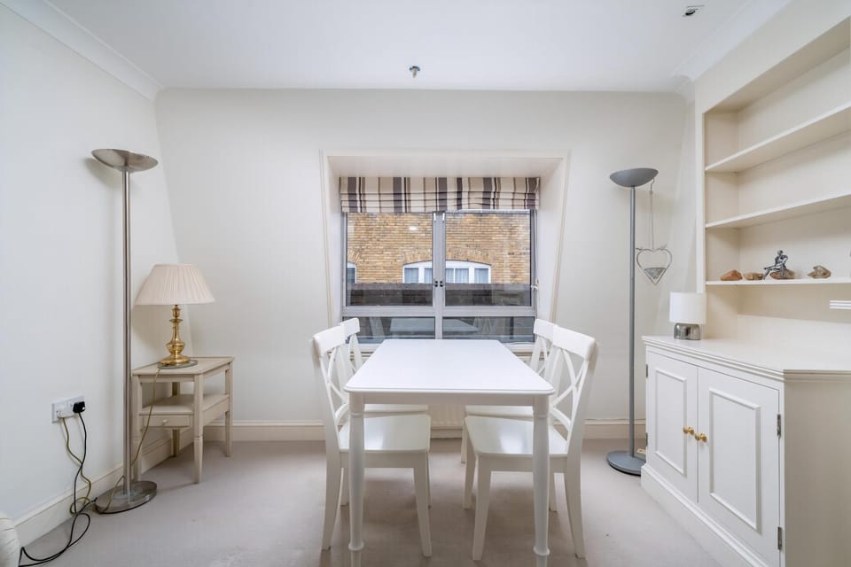 Apartment (Bright Two-Bed Flat in Covent Garden) | Living room | TV