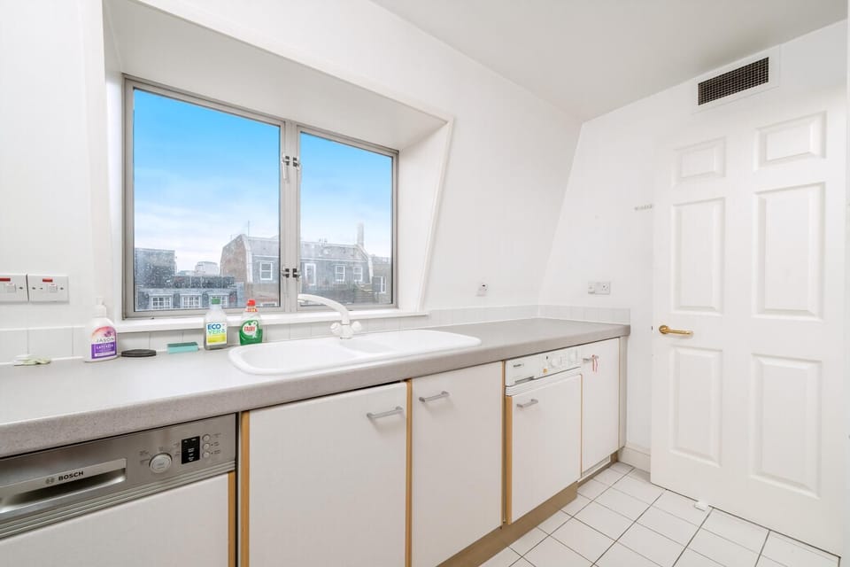 Apartment (Bright Two-Bed Flat in Covent Garden) | Private kitchen | Cookware/dishes/utensils