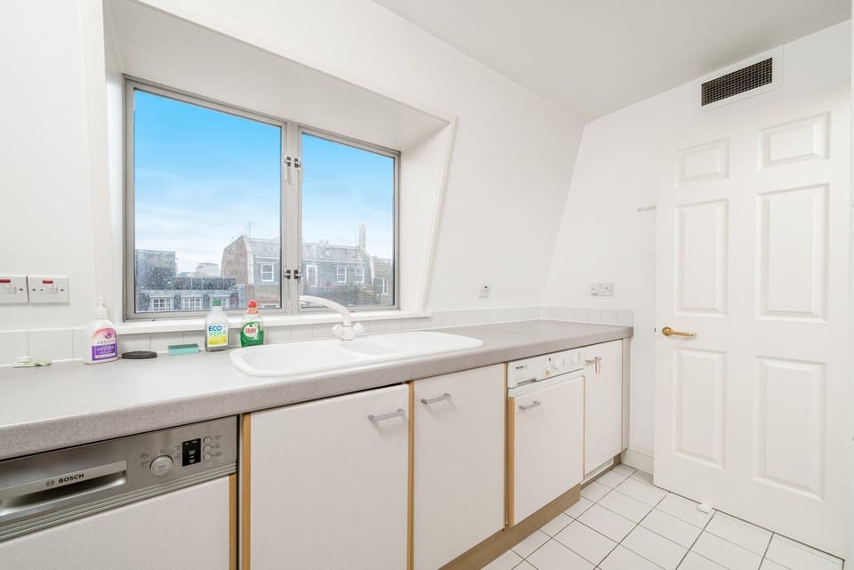 Apartment (Bright Two-Bed Flat in Covent Garden) | Private kitchen | Cookware/dishes/utensils