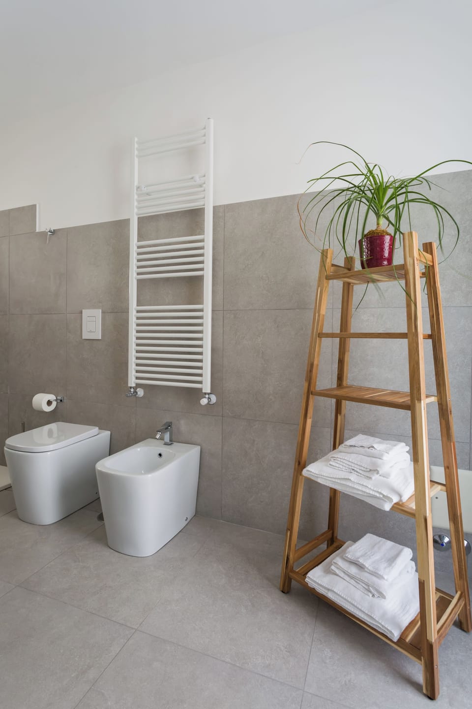 Deluxe Quadruple Room | Bathroom | Shower, hair dryer, bidet, towels