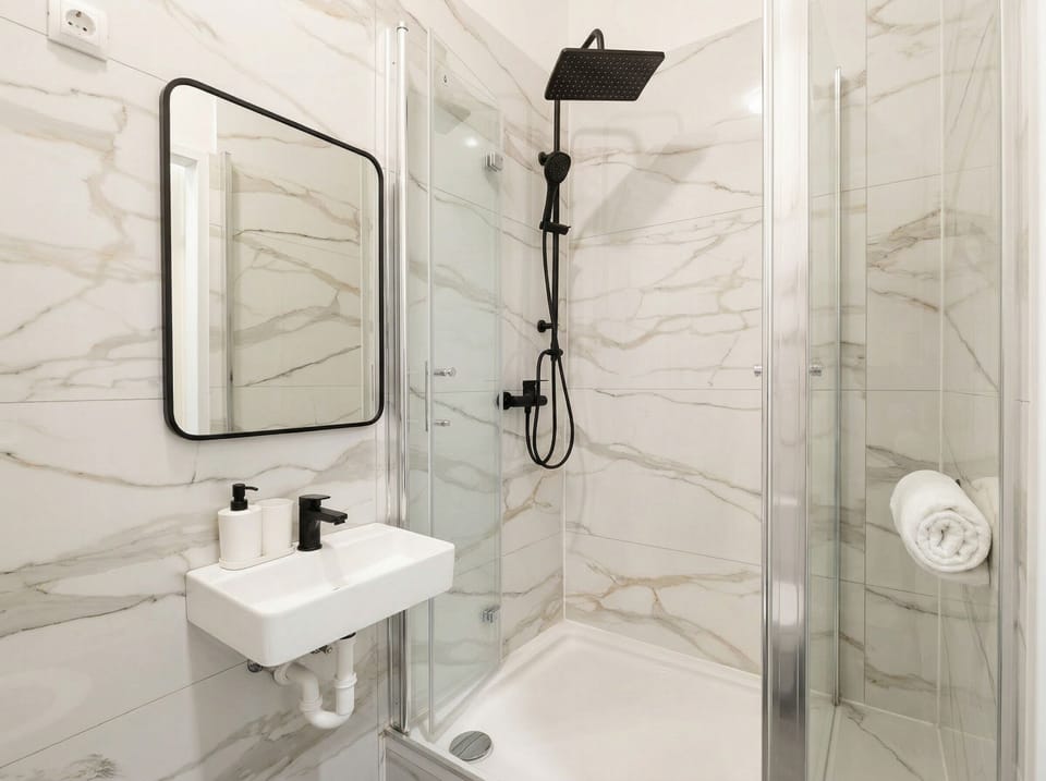 Basic Apartment | Bathroom | Shower, free toiletries, hair dryer, towels