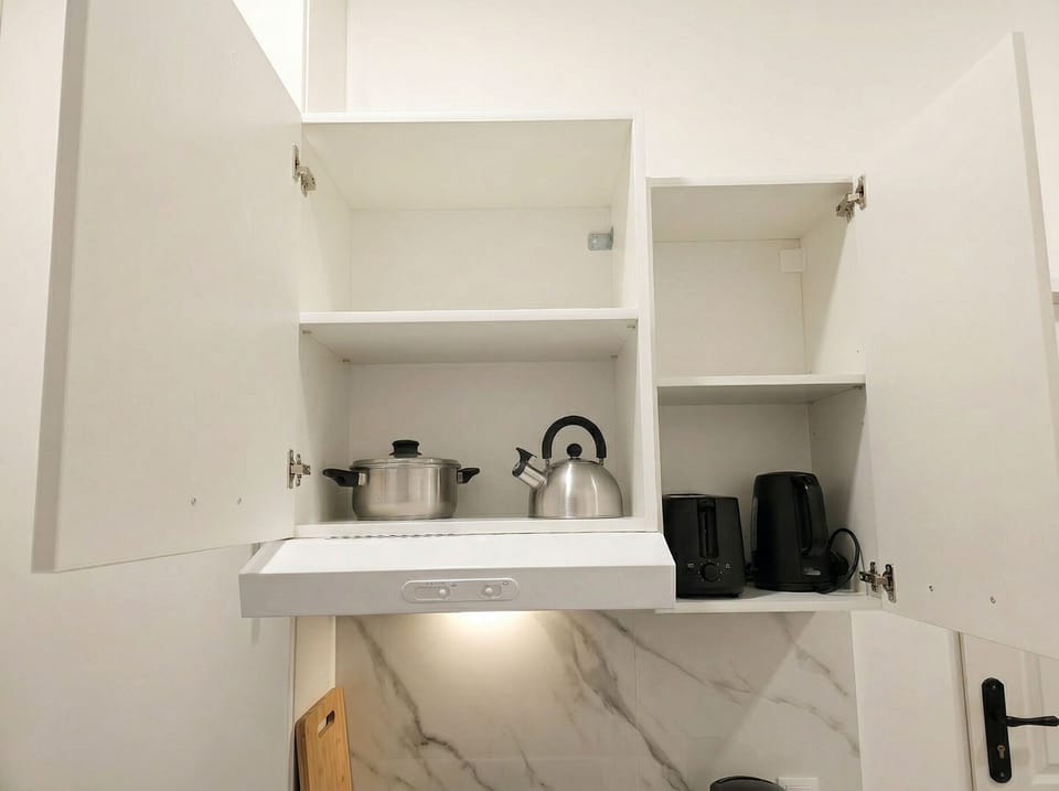 Basic Apartment | Private kitchen | Fridge, oven, stovetop, cookware/dishes/utensils