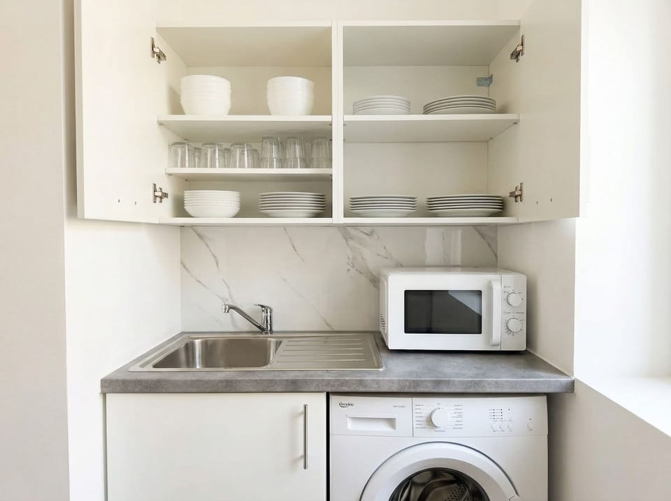 Basic Apartment | Private kitchen | Fridge, oven, stovetop, cookware/dishes/utensils