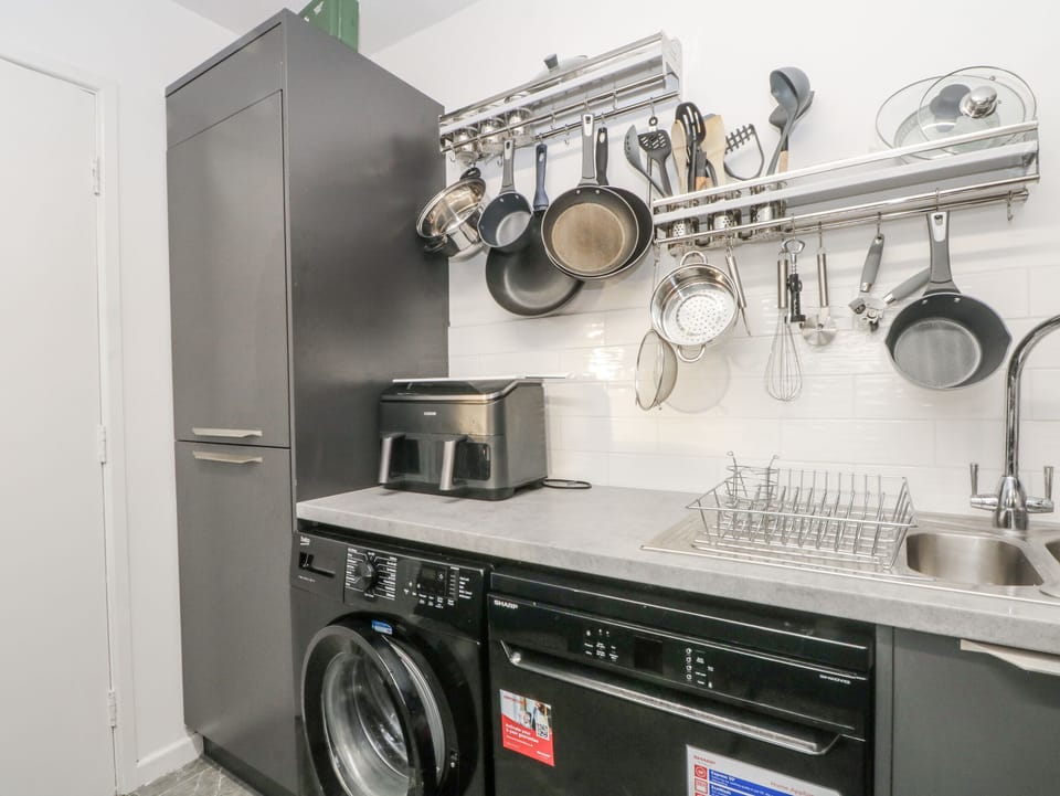 Dishwasher, cookware/dishes/utensils