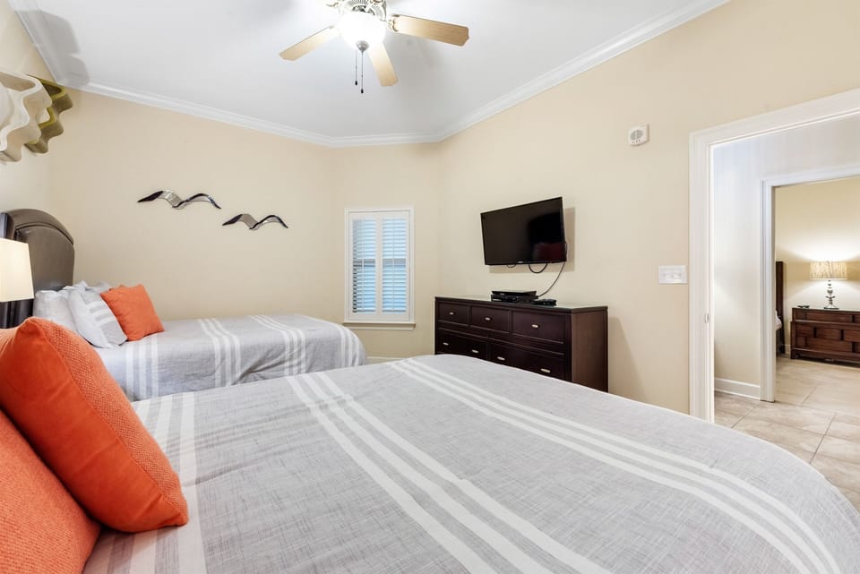 Guest bedroom with 2 queen beds, ceiling fan and en-suite bathroom 
