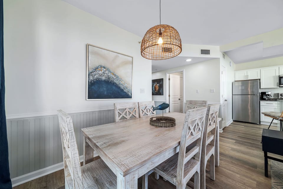 Dining with a view! Dining table with 6 chairs