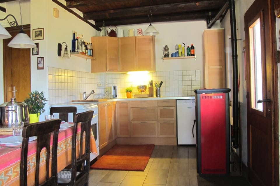 Family Chalet, 1 Bedroom, Balcony, Mountainside (Ca Brunella 1) | Private kitchen