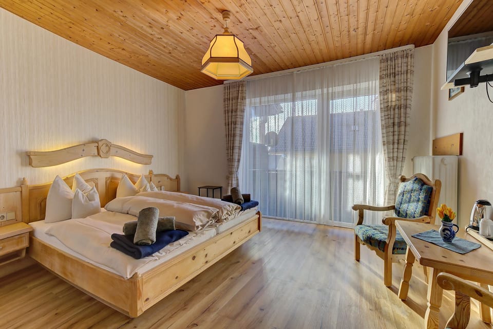 Double Room | Desk, free WiFi, bed sheets