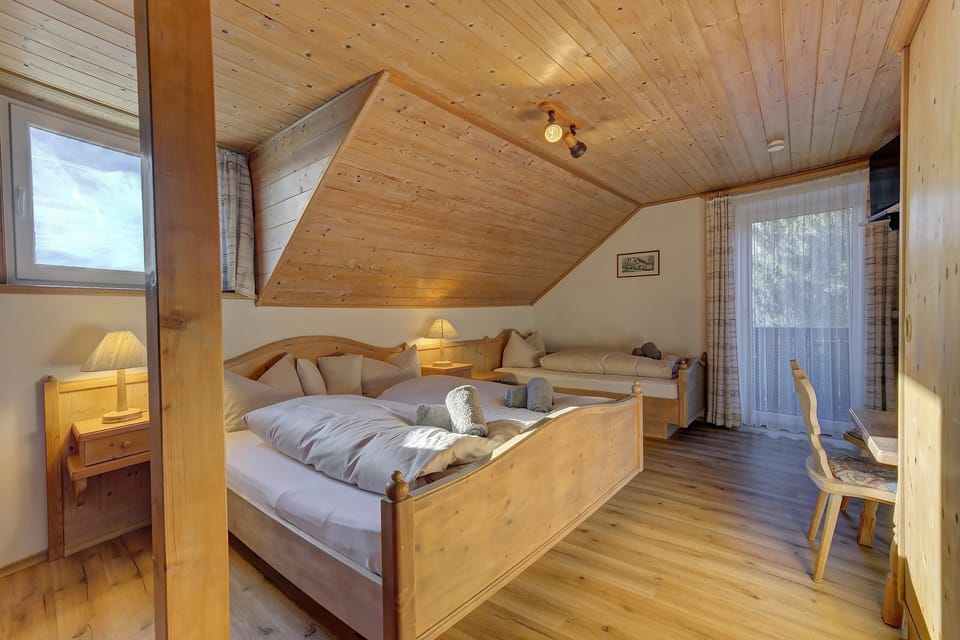 Triple Room | Desk, free WiFi, bed sheets