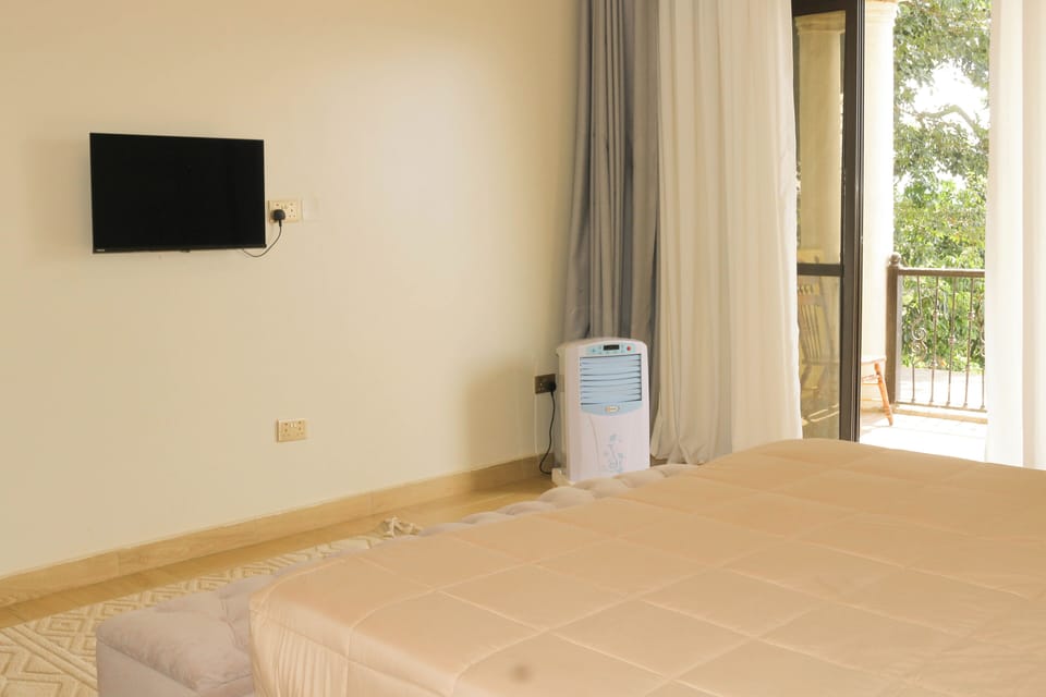 Individually furnished, desk, laptop workspace, free WiFi