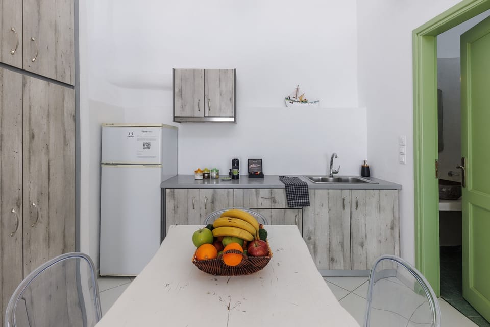 Fridge, stovetop, electric kettle
