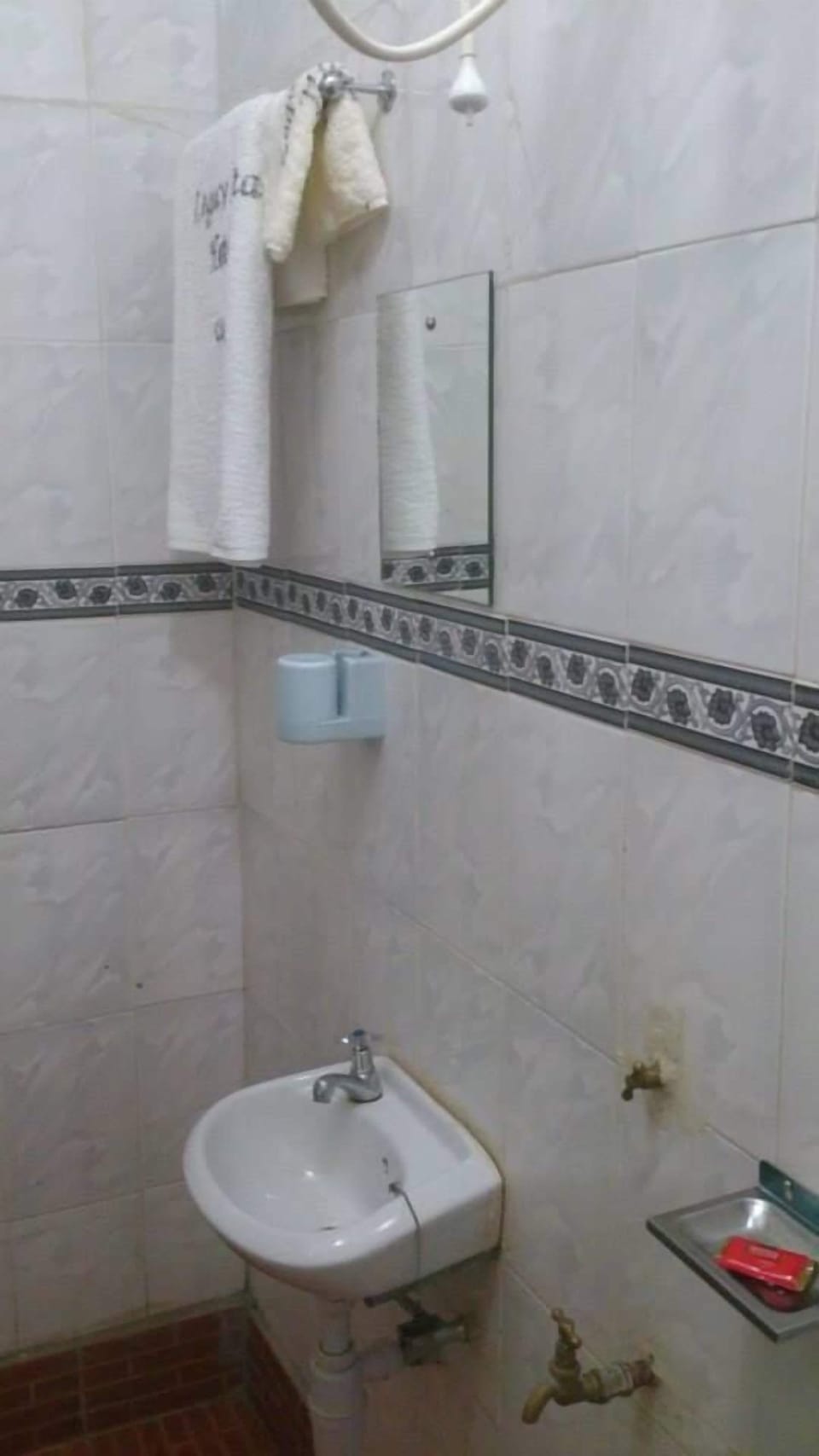Superior Single Room | Bathroom | Shower, free toiletries, slippers, towels