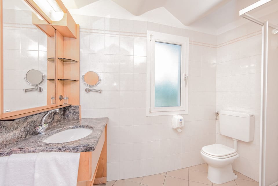 Triple Room | Bathroom | Shower, rainfall showerhead, hair dryer, bidet