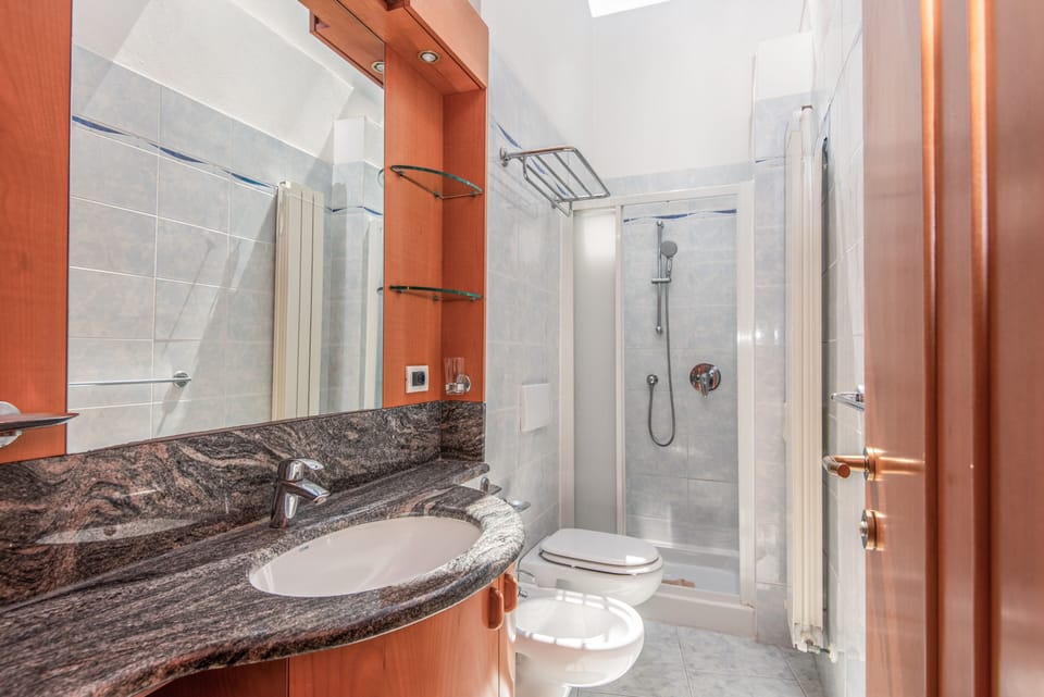 Double Room | Bathroom | Shower, rainfall showerhead, hair dryer, bidet