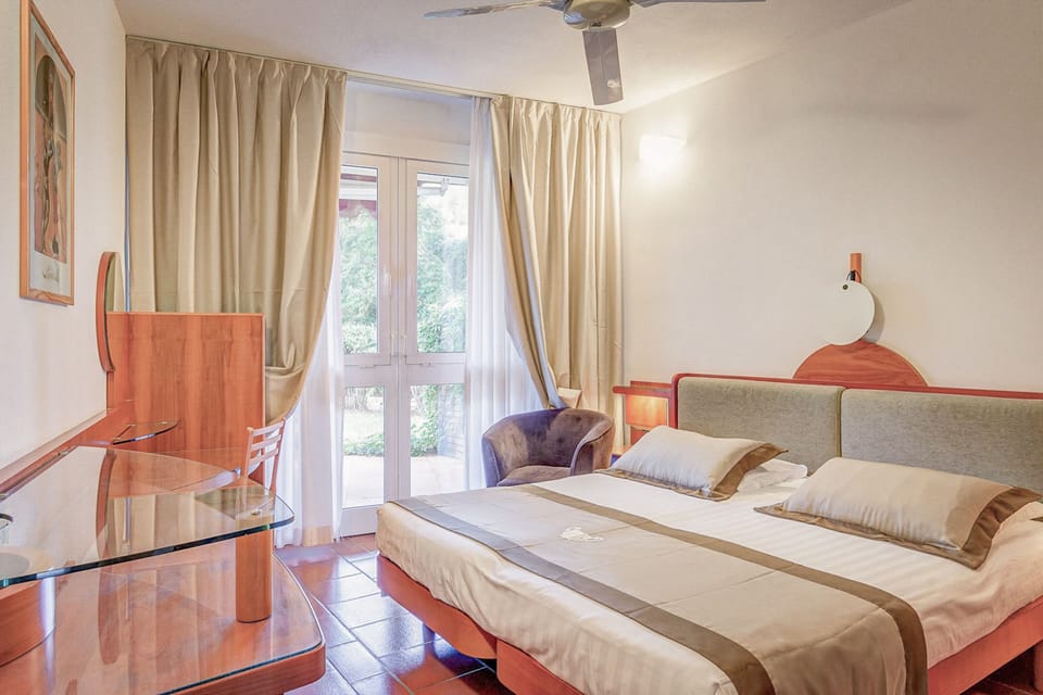 Double Room | Minibar, in-room safe, cribs/infant beds, free WiFi