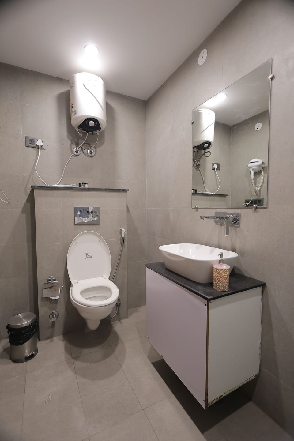 Shower, hair dryer, slippers, bidet